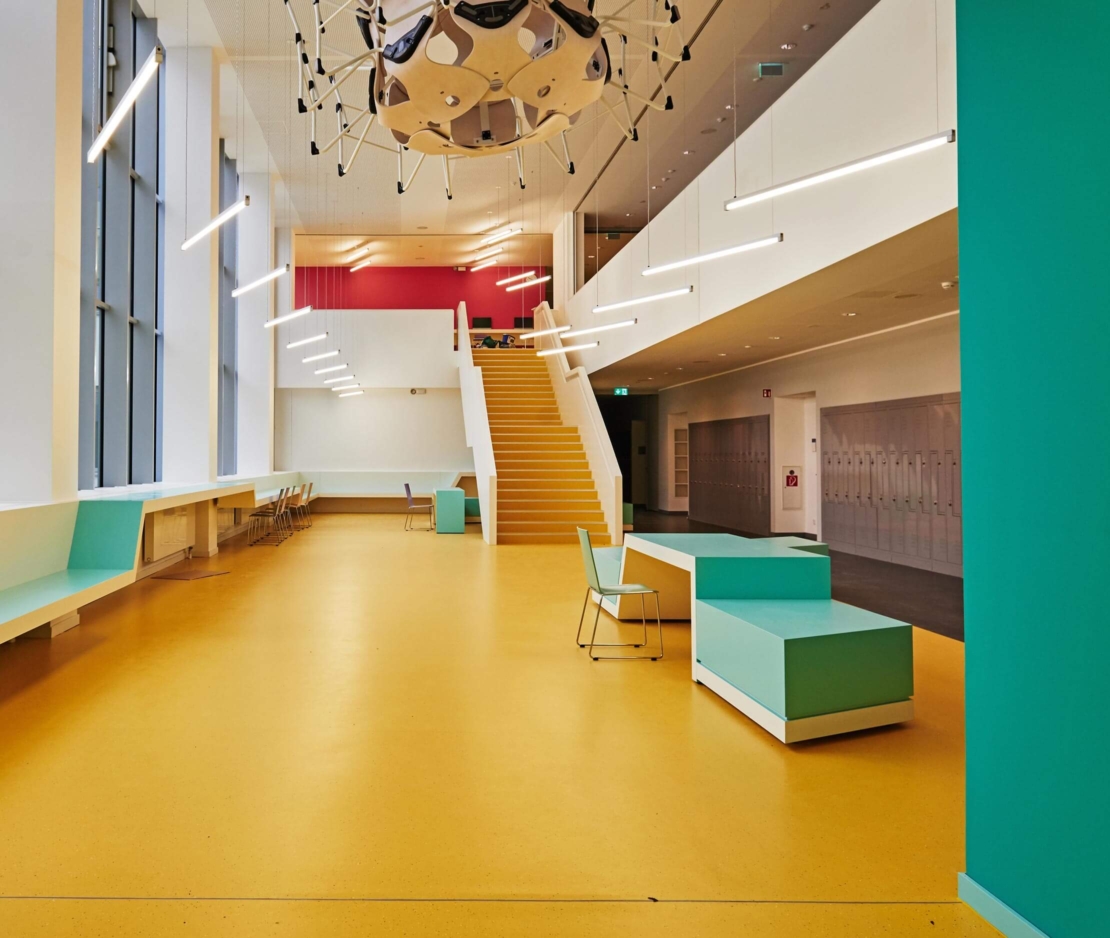 Malerbetrieb Kluge Anstricharbeiten Spachtelarbeiten Gewerbekunden Referenz Neubau Oberstufenzentrum - Foyer