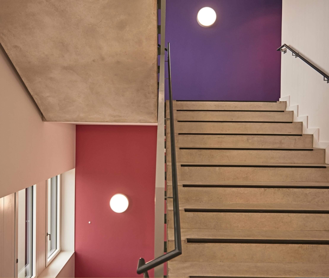 Malerbetrieb Kluge Anstricharbeiten Spachtelarbeiten Gewerbekunden Referenz Neubau Oberstufenzentrum - Treppenhaus