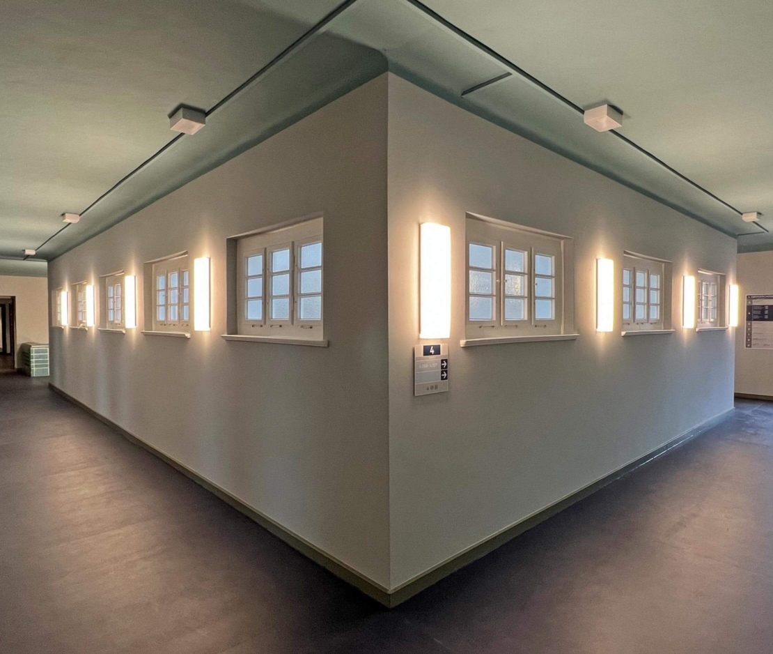 Malerbetrieb Kluge Fenstersanierung Gewerbekunden Referenz Büros in der Ringbahnstraße - sanierte Fenster im Flur