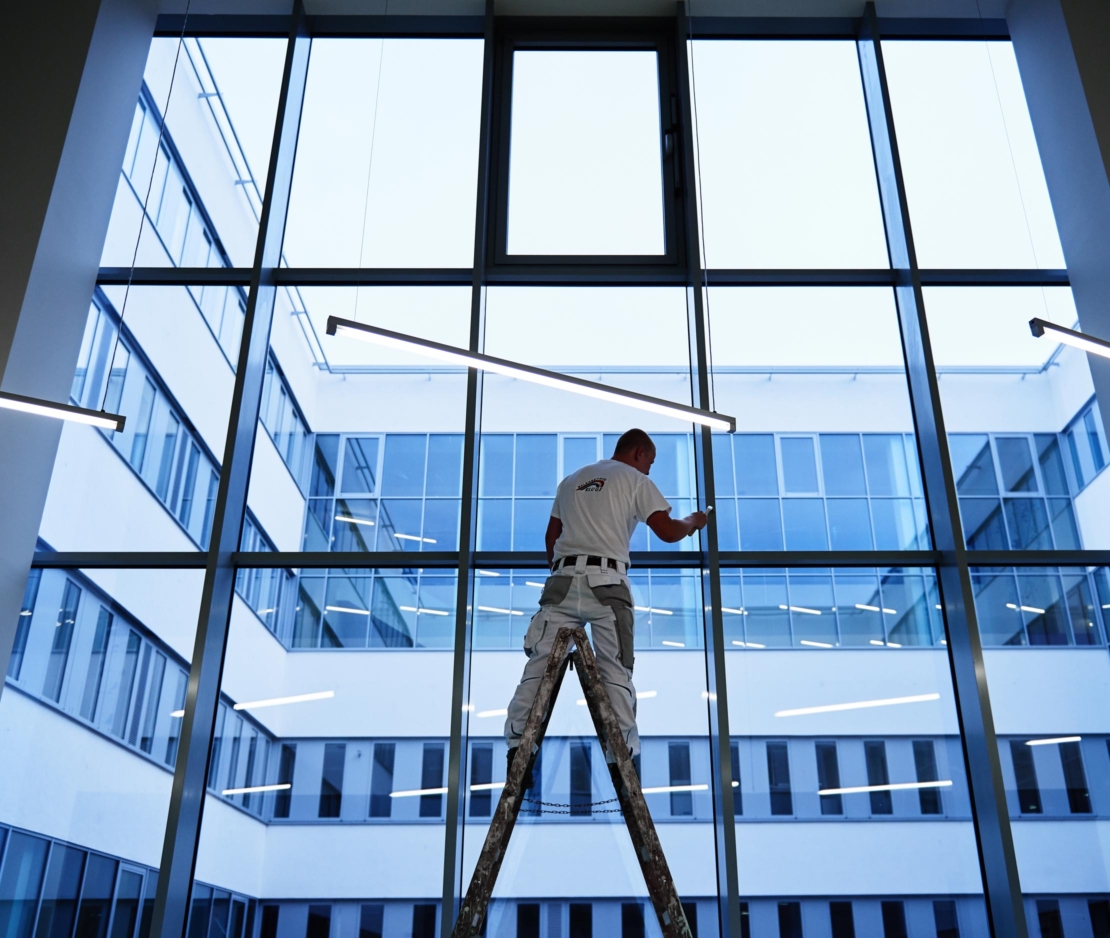 Malerbetrieb Kluge Fenstersanierung Gewerbekunden Referenz Büros in der Elsenstraße - großflächiges Fenster