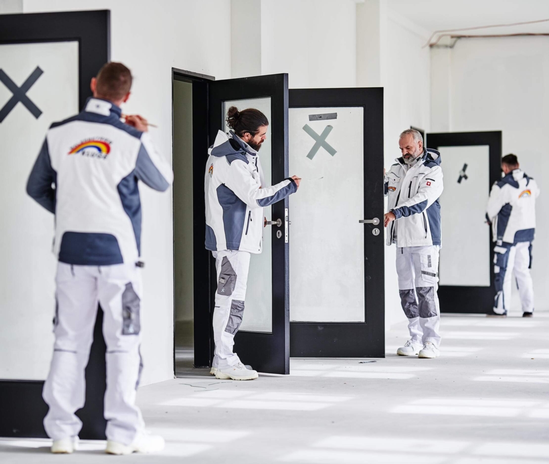 Malerbetrieb Kluge Türensanierung Gewerbekunden Referenz Büros in der Dernburgstraße - Türen im Flur