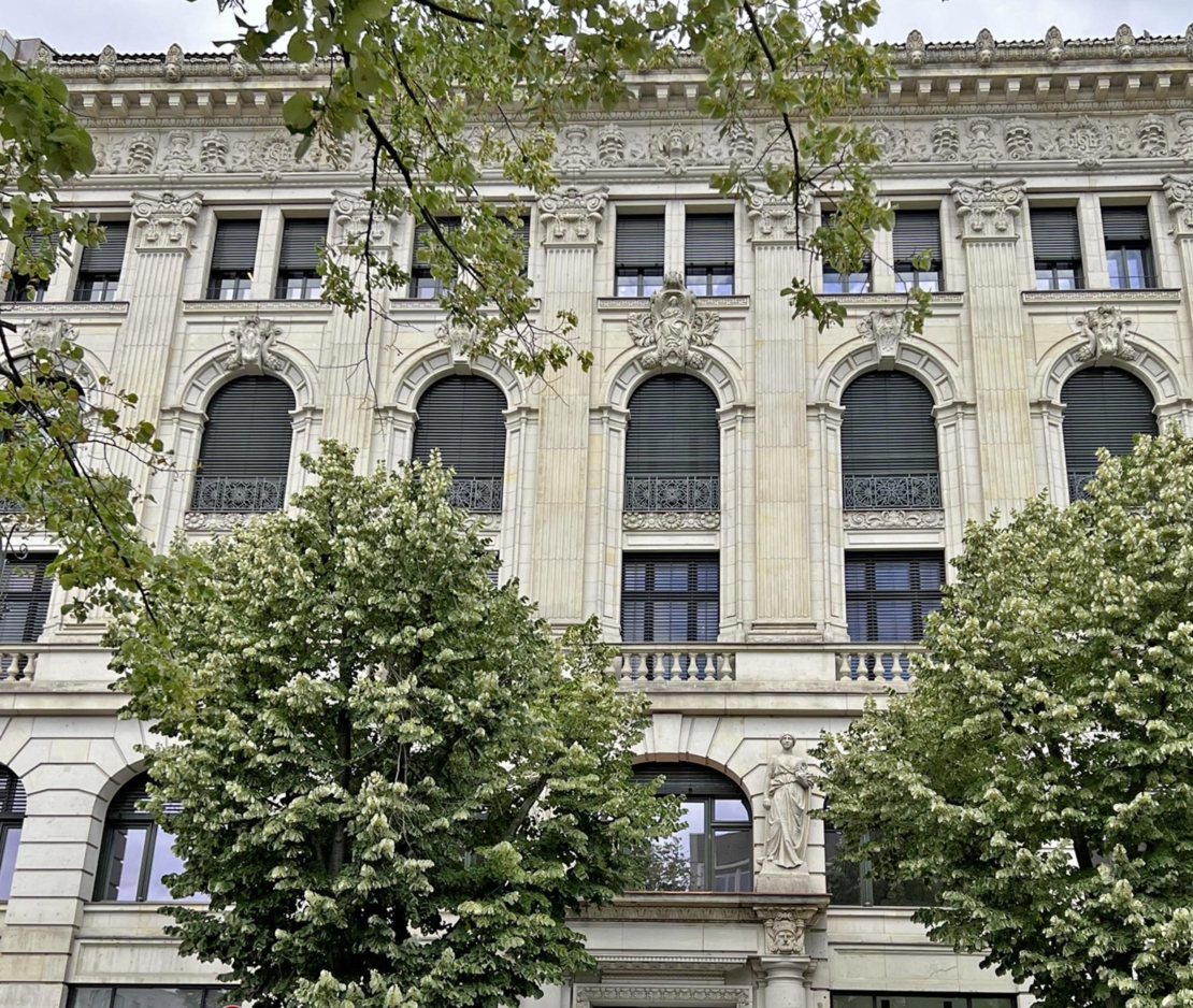 Malerbetrieb Kluge Türensanierung Gewerbekunden Referenz Büros Unter den Linden - Außenansicht