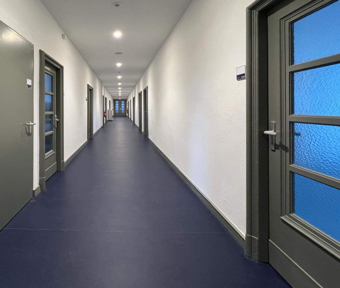 Malerbetrieb Kluge Türensanierung Gewerbekunden Referenz Büroräume in der Ringbahnstraße - Türen im Flur