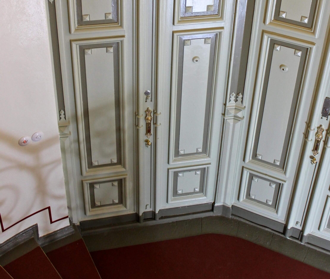 Malerbetrieb Kluge Renovieren nach Denkmalschutz Gewerbekunden Referenz Eisenacher Straße - Treppenhaus